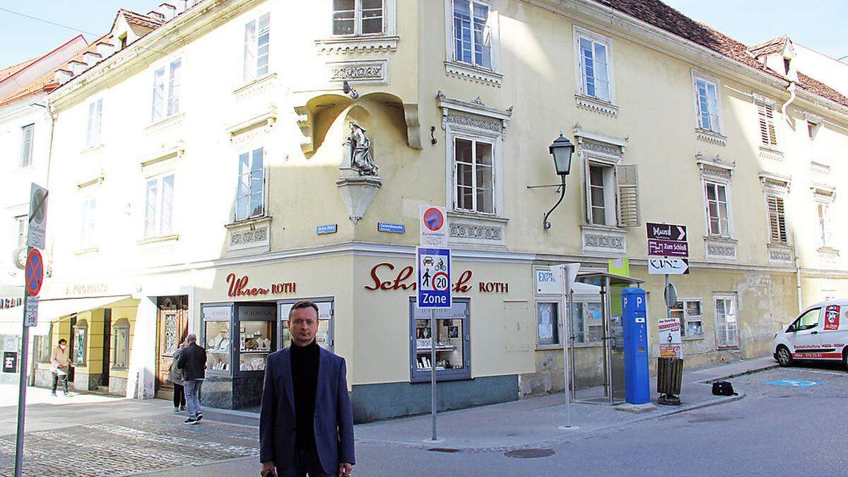 Iwan Lobikow vor dem zu sanierenden Altstadtgebäude in Wolfsberg