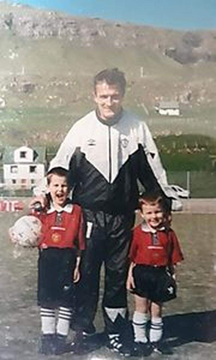 Zoran Pavlovic mit seinen Söhnen Deni und Luka auf den Färöern