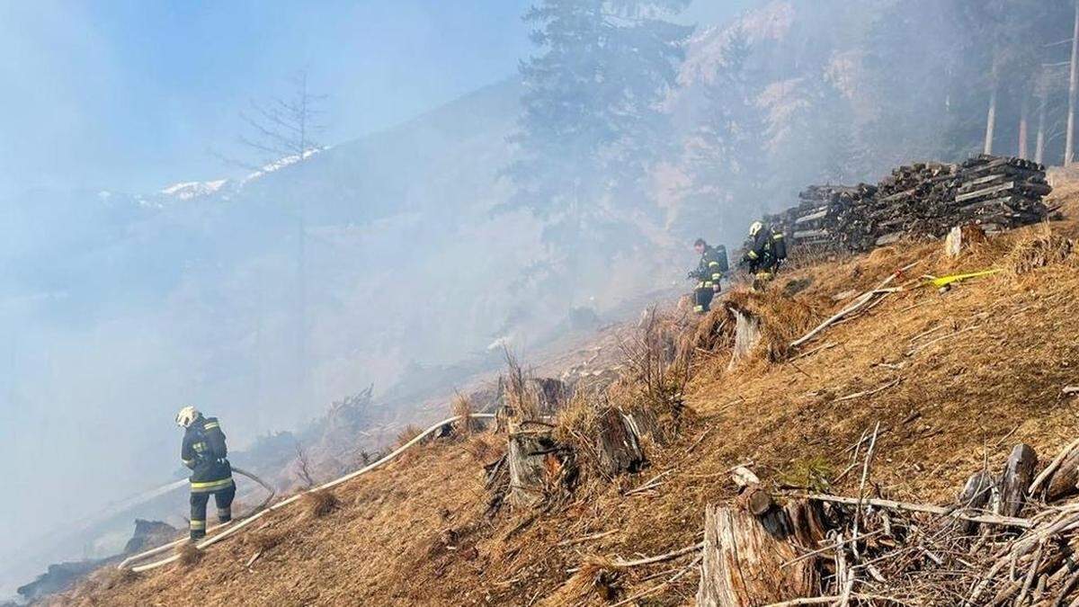 Der Brand in steilem Gelände bei Mühldorf forderte die Feuerwehrleute auch am Montag auf rund 1400 Metern Seehöhe