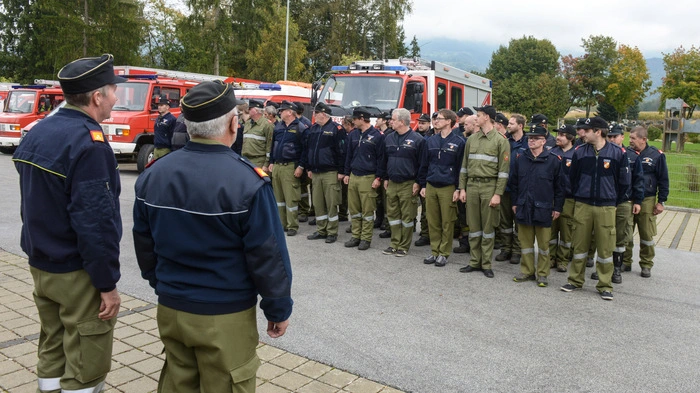 Die ersten Feuerwehrleute, die eingetroffen sind, mit den beiden Bezirksfeuerwehrkommandanten Wolfgang Weißhaupt (vorne links) und Helmut Blažej