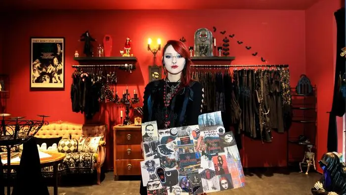 „Red“ Hainzl zeigt ihr Moodboard mit den Inspirationen für den Store. Am 9. Oktober sperrt die „Blutgräfin“ auf
