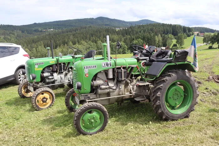 Klicken Sie sich durch die Bilder der verschiedenen Aussteller, Besucher und Oldtimer.