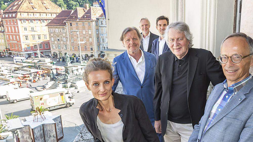 Der neue Finanzweisenrat: Tina Ehrke-Rabel, Michael Steiner und  Dietmar Pilz gemeinsam mit Karl Kamper (vorne rechts), Stadtrat Günter Riegler (Mitte hinten) und Stefan Tschikof (hinten rechts)
