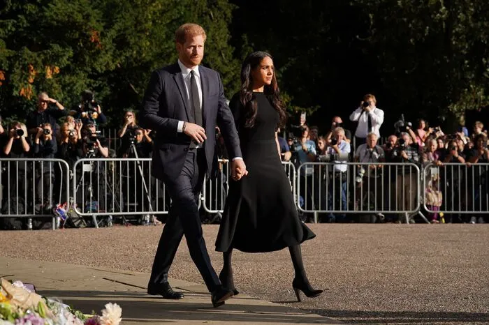 Das Verhältnis der beiden Paare, die vor Meghans (41) und Harrys (37) Abschied aus dem Königshaus in der britischen Presse "Fab Four" genannt wurden, gilt mittlerweile als schwierig. 