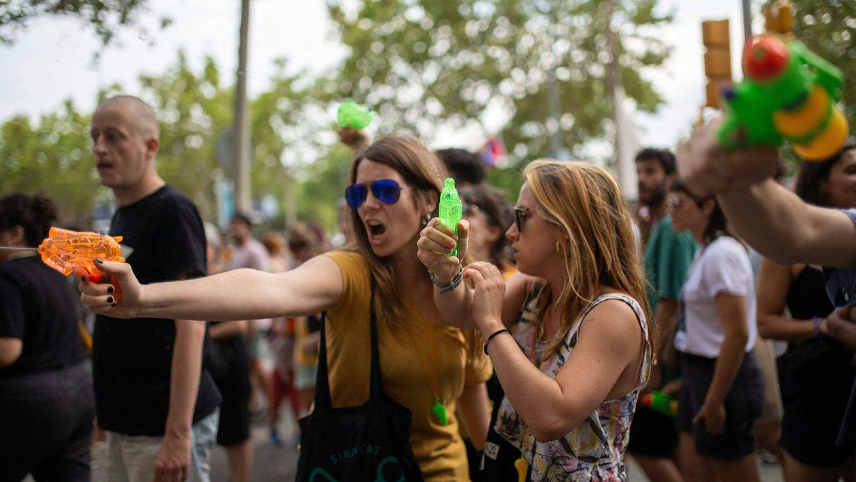 Einwohner von Barcelona bespritzen Touristen aus Protest gegen Massentourismus mit Wasserpistolen