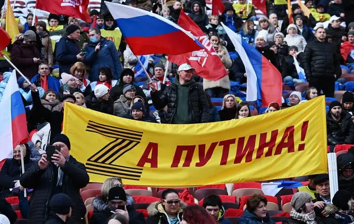 Jubelnde Putin-Fans im Stadion