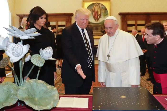 Der Papst wirkte zu Beginn des Treffens am Mittwoch ernst, später zeigte er sich lächelnd. Die Audienz war die erste Begegnung zwischen dem Katholikenoberhaupt und dem Republikaner, die bei zentralen politischen Themen verschiedene Ansichten haben.