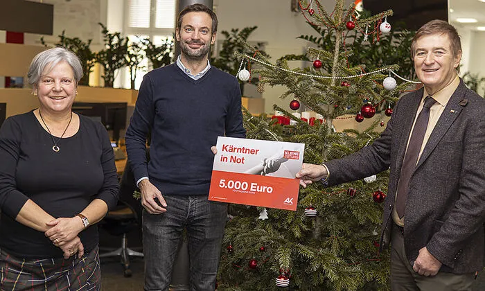 AK-Präsident Günther Goach mit Chefredakteur Wolfgang Fercher und Susanne Koschier von "Kärntner in Not"