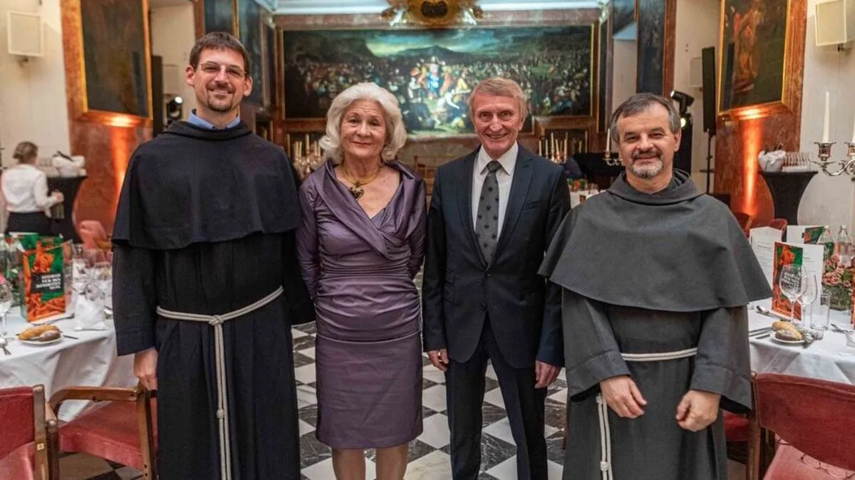 Die Hausherren Pater Bernhard Lang (links) und Pater Tomasz Zegan (rechts) mit "Freunde von Mariahilf"-Vorsitzendem Hans Sünkel und Gattin Ilse Sünkel