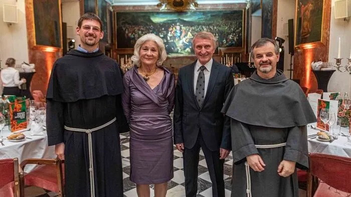 Die Hausherren Pater Bernhard Lang (links) und Pater Tomasz Zegan (rechts) mit "Freunde von Mariahilf"-Vorsitzendem Hans Sünkel und Gattin Ilse Sünkel