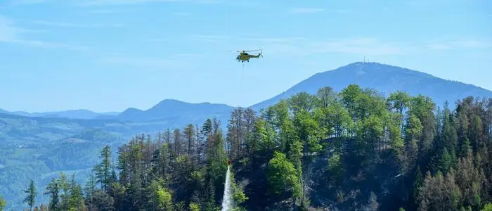 Löscharbeiten mit Hubschrauber