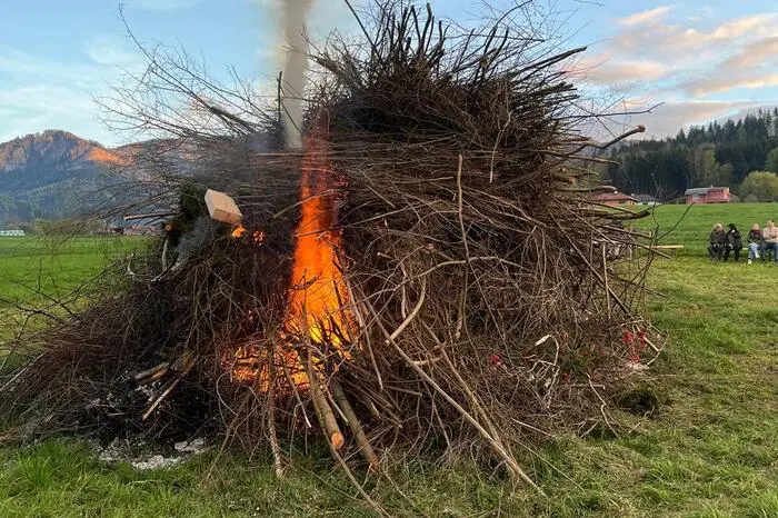 Das Osterfeuer brannte bis tief in die Nacht und sorgte für eine gemütliche Stimmung. 
