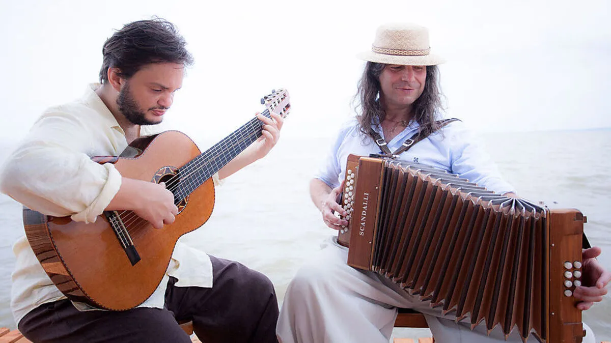 Borghetti und Costa spielen traditionelle Musik aus dem Süden Brasiliens