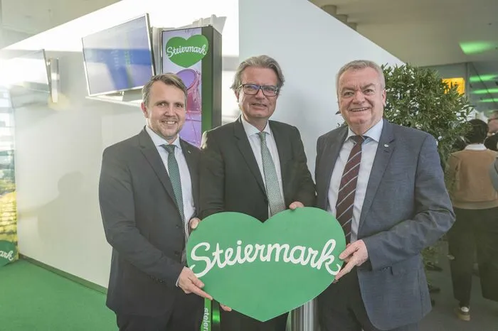 Michael Feiertag, LH Christopher Drexler, und LH-Vize Anton Lang wollen mit Tourismuslandesrätin Barbara Eibinger-Miedl (sie ist just zur Präsentation erkrankt) das grüne Steiermark-Herz künftig viel breiter einsetzen.