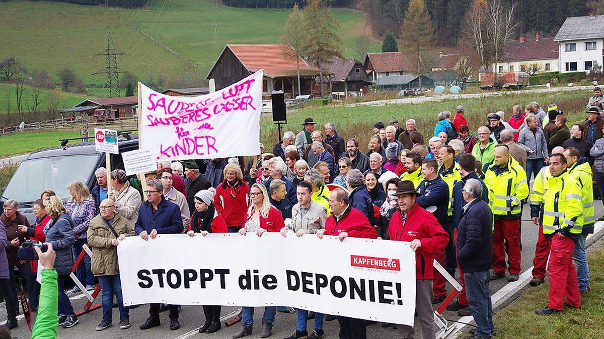 Seit Bekanntwerden der Deponiepläne im Lamingtal gehen Gegner auf die Straße