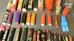 ABD0034_20141128 - WIEN - ÖSTERREICH: Pyrotechnische Gegenstände am Freitag, 28. November 2014, ausgestellt im Rahmen einer Pressekonferenz des Bundesministeriums für Inneres (BMI) mit dem Thema 'Gefährdung durch illegal hergestellte pyrotechnische Gegenstände', in Wien. - FOTO: APA/ROLAND SCHLAGER, knallkörper, böller