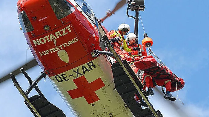 Metallsteher fiel auf Mann: schwer verletzt