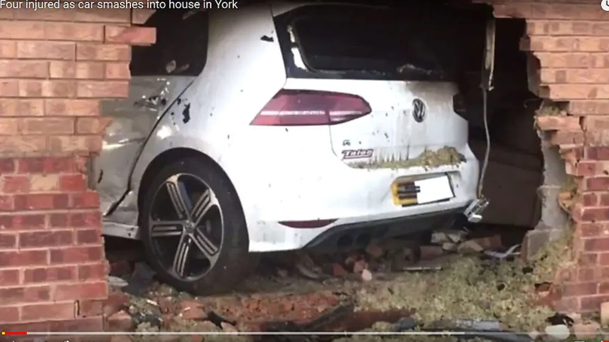 Vier Menschen wurden verletzt, als ein VW Golf in ein Haus krachte