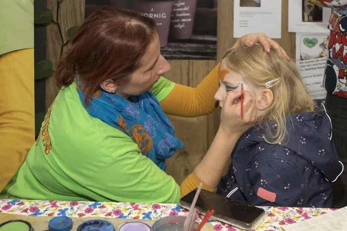 ... sowie ein buntes Rahmenprogramm mit Clown, Kinderschminken, Karussell ...