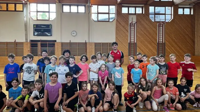 Die Schülerinnen und Schüler mit Direktorin Veronika Weinhandl freuten sich besonders über den Besuch von Spitzensportler Enzo Diessl.