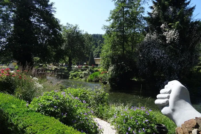 Im Rosen- und Wasserpark wird die Taufe der neuen Rosenkreation Merci Udo vorgenommen. 