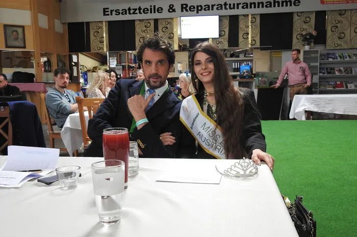 Star-Frisör Josef Winkler und Miss Earth 2021, Enya Rock.