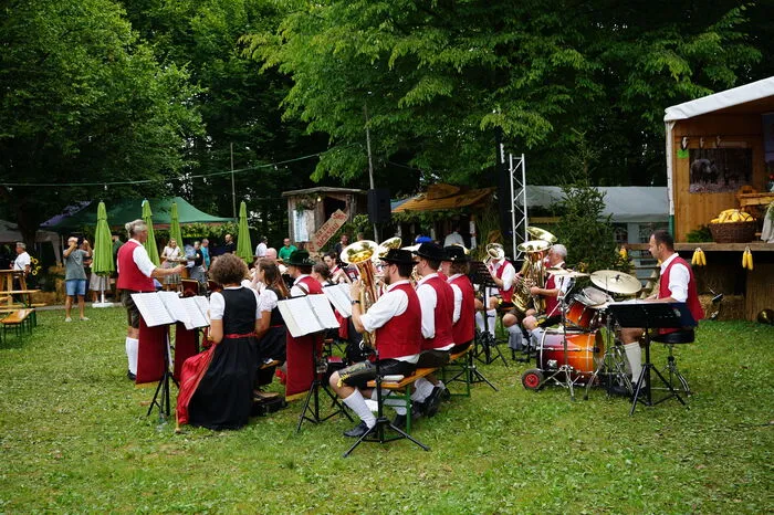 Zu den Höhepunkten gehörten beeindruckende Vorführungen von Jagdhunden sowie eine vielfältige musikalische Begleitung.