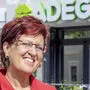 Renate Prax vor ihrem Adeg Markt in Sachsenburg