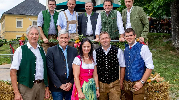 Alois Weiss, Peter Gauper, Josef Fradler sen., Friedhelm Passler, Peter Moser (hinten); Robert Lutschounig, Michael Sabath, Landesbäuerin Astrid Brunner, Josef Fradler und Martin Gruber ließen sich die kulinarischen Köstlichkeiten am Gut Ossiacher Tauern nicht entgehen. Klicken Sie sich durch die Fotoserie!
