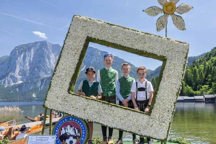 Narzissenfest 2025, Altaussee, Bootscorso
Bild zeigt: Figur Fotopoint Narzissenfest 2025 mit Jungs vom Fussballclub Ausseerland