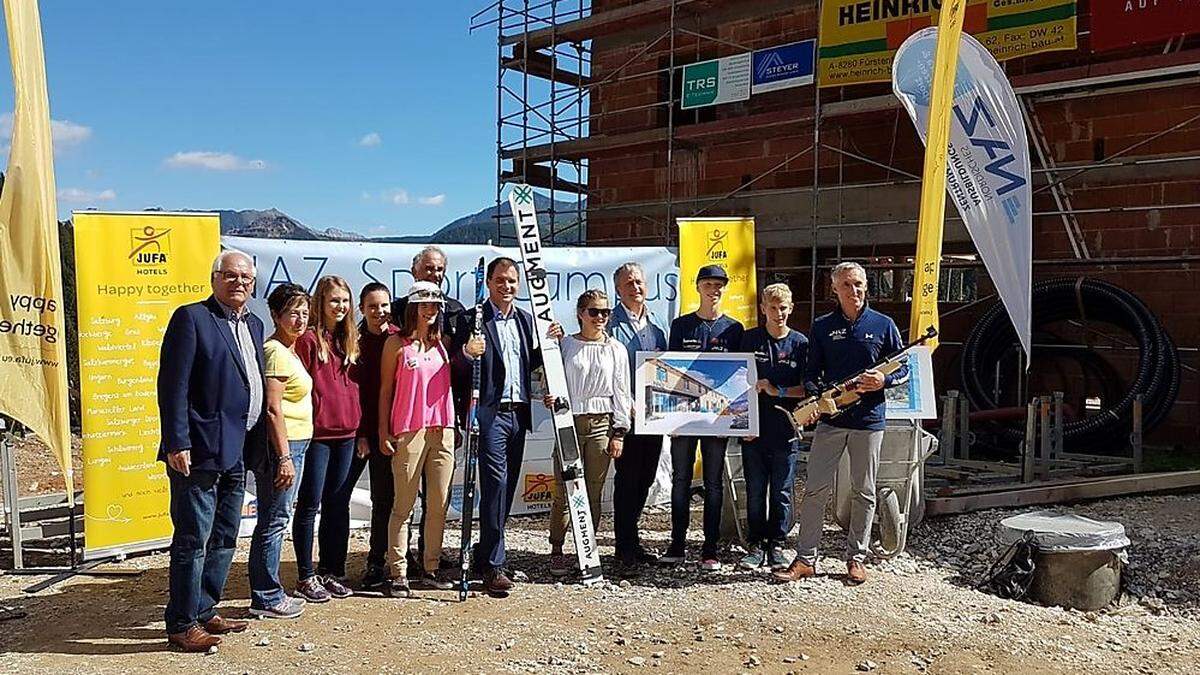 Bei der Gleichenfeier: ÖSV-Vizepräsident Toni Leikam, Bürgermeisterin Christine Holzweber, Sportler des NAZ, Helmut Lexer,  Landeshauptmannstellvertreter Michael Schickhofer, Gerhard Wendl (Jufa), Christian Schwarz, sportlicher Leiter NAZ (v.l.)