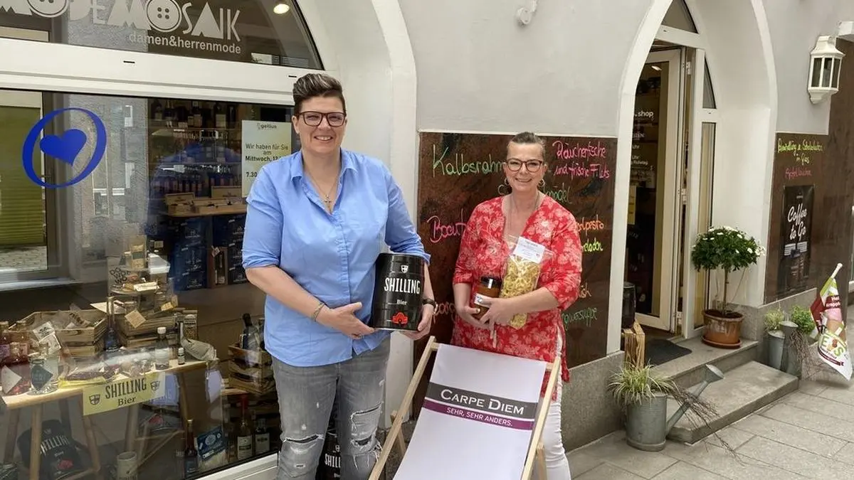 Brigitte Gell (links) steht hinter dem regionalen Pop-Up-Store in Spittal. Beraten werden die Kunden von Verkäuferin Lisa Rechner