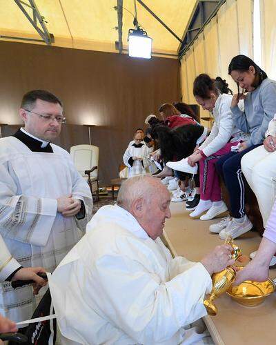 Papst Franziskus bei der Fußwaschung im Frauengefängnis