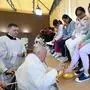 Papst Franziskus bei der Fußwaschung im Frauengefängnis