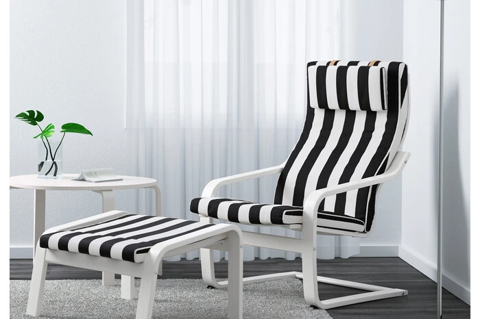 In der Bücherecke darf auch ein gemütlicher Stuhl nicht fehlen. Mit Pöang hat Ikea den Schaukelstuhl des 20. Jahrhunderts entwickelt. Seit 1976 hat der Möbelhändler den geschwungenen Stuhl im Programm.