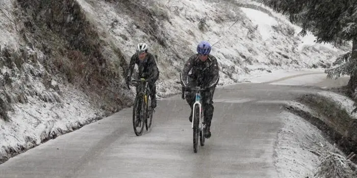 Auch schneien kann es noch auf den Rampen des Monte Lussari