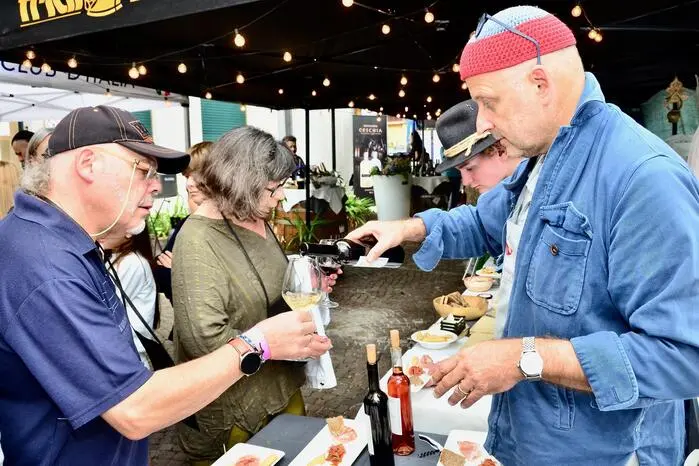 Der Kötschacher Edelgreißler Herwig Ertl (rechts) war vom Publikumsandrang restlos begeistert: „Mit Taste the Borders hatten wir schon vor acht Jahren als Slow Food Travel Alpe Adria ein erstes gemeinsames Fest.“ 