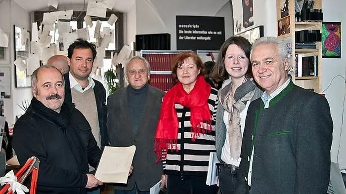 Kurator Klaus-Dieter Hartl, Autoren-Sohn Jack Bauer, Franz Trampusch, Witwe Heidi Bauer, Ute Sonnleitner und Kommissär Helmut Leitenberger präsentieren das verschollene Manuskript von Wolfgang Bauer