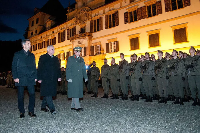 Bürgermeister Siegfried Nagl, Landeshauptmann Hermann Schützenhöfer und Militärkommandant Heinz Zöllner beim Abschreiten der Reihen.