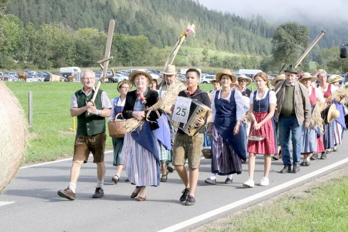 Viel Beifall gab es für die rund 500 Festzugsteilnehmer unter anderen von Landeshauptmann Peter Kaiser, Landesrat Martin Gruber, Landwirtschaftskammerpräsident Siegfried Huber, Bürgermeisterin Gabi Dörflinger sowie vom Treibacher Industrie Aktiengesellschaft (TIAG)-Vorstand Rene Haberl, der übrigens in Wieting aufgewachsen ist. 
