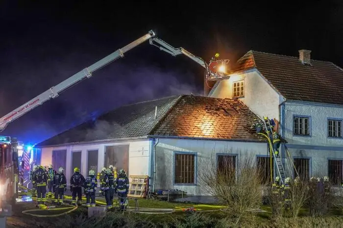 Mehrere Gasflaschen mussten ins Freie gebracht werden.