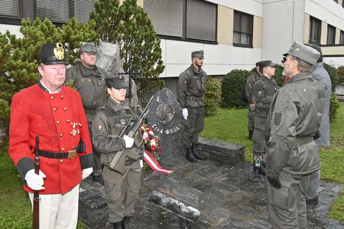 Kranzniederlegung an der Gedenkstätte in der Spittaler Kaserne.