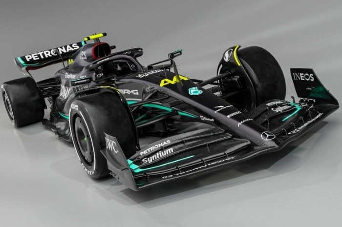 Wie in den Saisonen 2020 und 2021 ist der Bolide wieder ganz in Schwarz gehalten