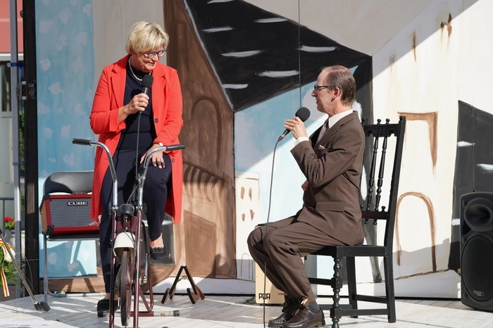 In Christian Hölblings Kabarettprogramm „Helfrieds strenge Kammer" wurden Erika Schuster, Landeshauptmann Peter Kaiser und Intendantin Angelica Ladurner auf den ergometrischen Prüfstand gestellt.