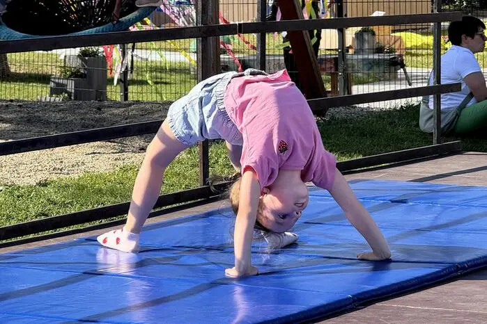 Die Kindergartekinder gestalteten ein musikalisch-akrobatisches Programm