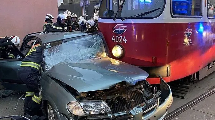 Drei Verletzte bei Zusammenstoß von Pkw mit Wiener Straßenbahn