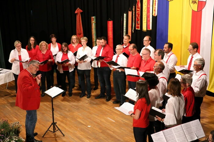 ... sowie die „Young Voices“ aus der Partnergemeinde Tamm (Deutschland) mit. 