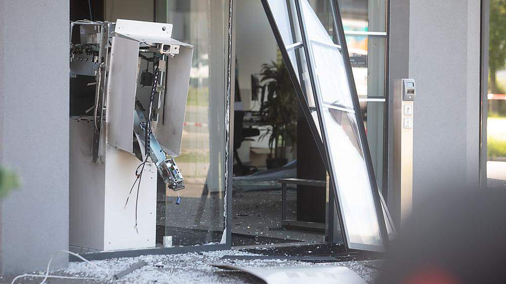 Diesen Bankomat in Nußdorf-Debant soll der Angeklagte gesprengt haben 