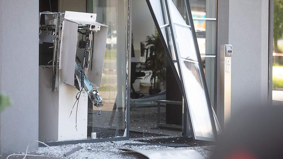 Diesen Bankomat in Nußdorf-Debant soll der Angeklagte gesprengt haben 