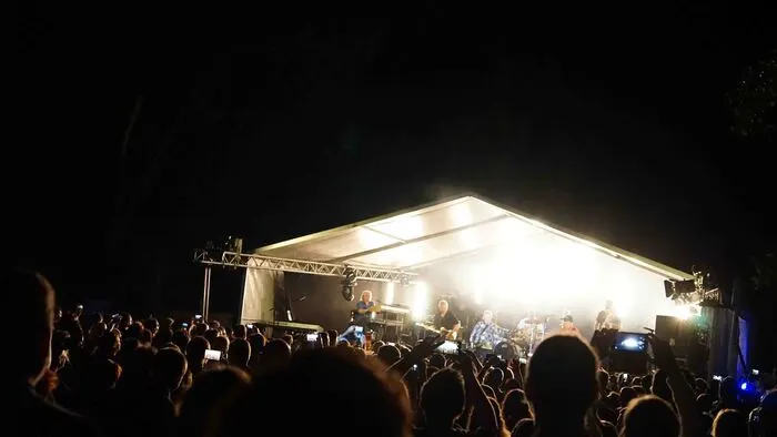 Hoch die Handy´s! Zahlreiche Zuschauer kamen und hielten das Konzert mit ihren Telefonen fest.